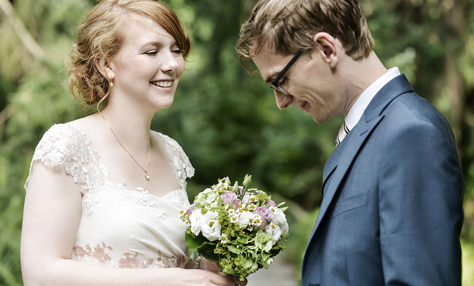 Hochzeitsfoto Ehepaar verliebt glückliche Blicke