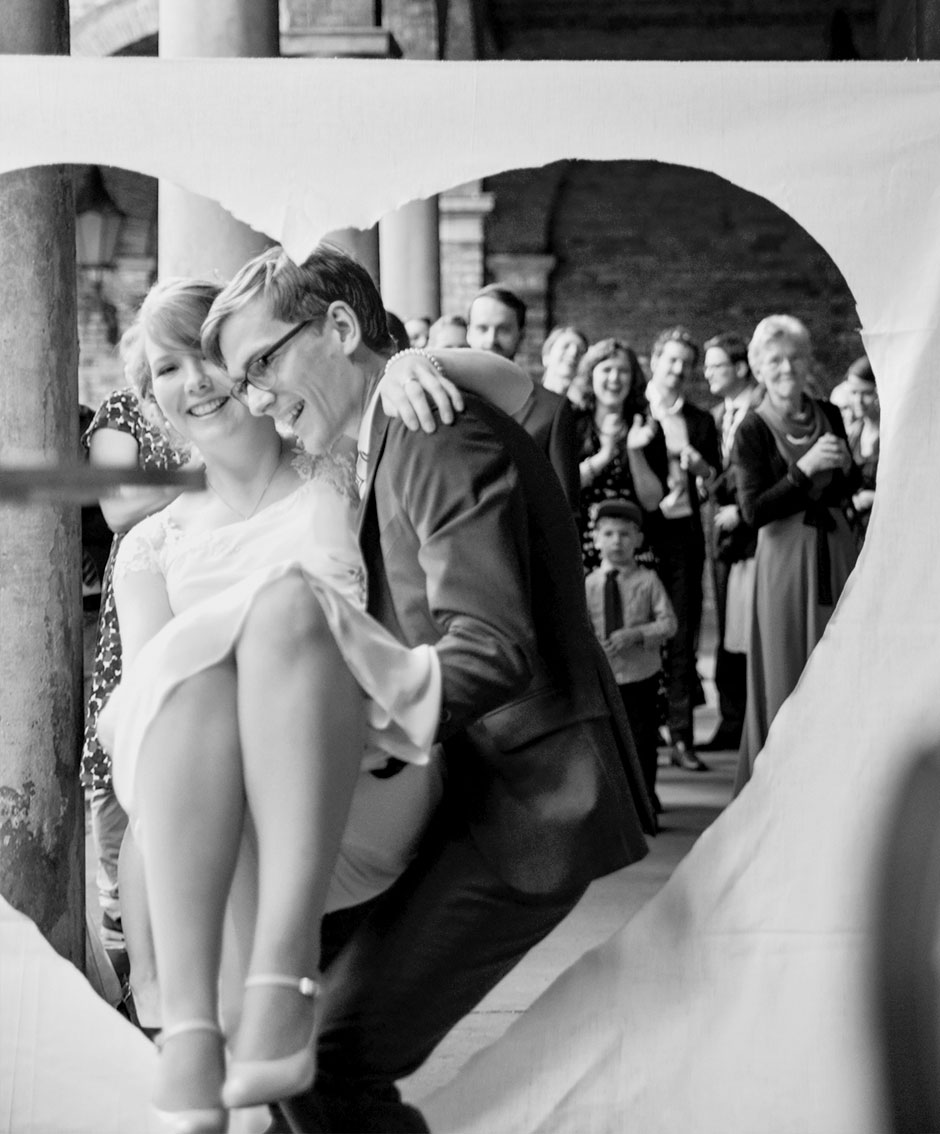 Hochzeitsfoto Tradition Herz Bettlaken Spaß Brautpaar Berlin