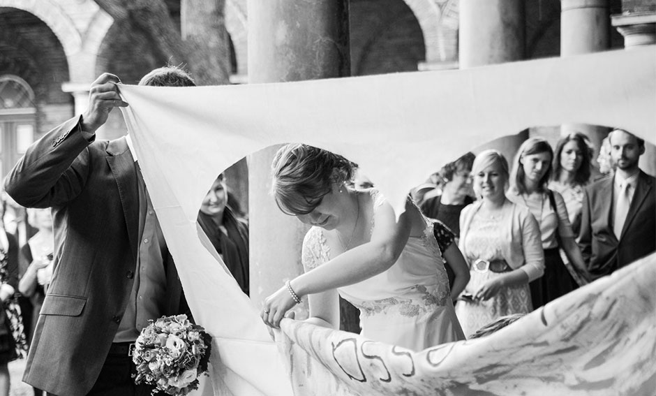Hochzeitsfoto Tradition Herz Bettlaken zerschneiden Spaß Brautpaar Berlin