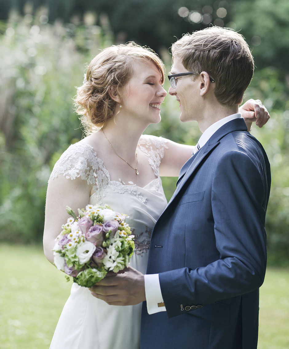 Hochzeitsfoto Brautpaar Freude verliebter Blick Berlin